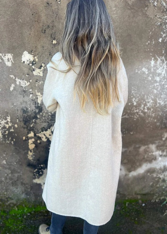 Manteau long femme élégant à boutons – Style urbain chic et moderne.